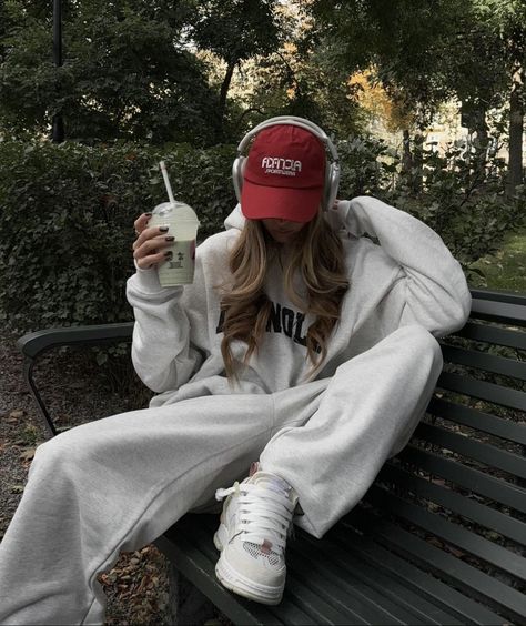 Headphone Outfit, Simple Girl Outfits, Tracksuit Outfit, Airpods Max, Neue Outfits, Streetwear Fashion Women, Autumn Outfit, Streetwear Outfits, Airport Outfit