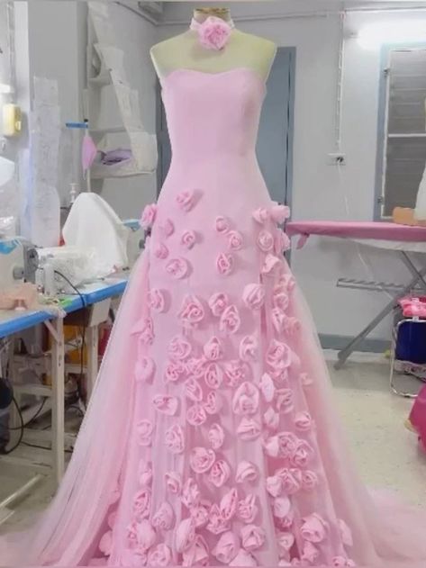 Birthday Dress Designs, Flowers Prom Dress, Event Clothes, Prom Dresses Lavender, فستان زهري, Party Dress Pink, Flower Prom Dress, Sleeveless Party Dress, Navy Blue Prom Dresses