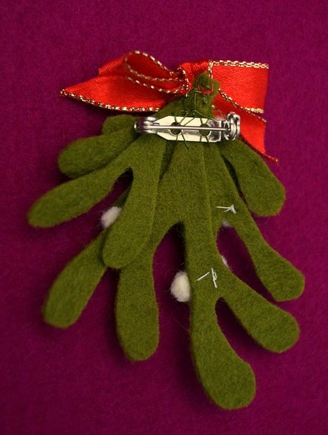 Christmas Felt Mistletoe Brooch (or Hat Pin) Tutorial Diy Felt Mistletoe, Christmas Felt Brooches, Christmas Brooches To Make, Diy Christmas Brooch, Christmas Brooch Diy, Dit Christmas, Mistletoe Craft, Felt Mistletoe, Pin Tutorial