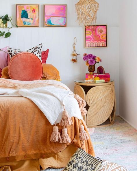 Palm Springs Style Bedroom, Table Side Bed, Orange Green And Pink Room, Palm Springs Bedroom Ideas, Pink Yellow Orange Bedroom, Bright Colourful Bedroom, Tropical Inspired Bedroom, Palm Springs Decor Interiors, Neutral Bedroom With Pop Of Color