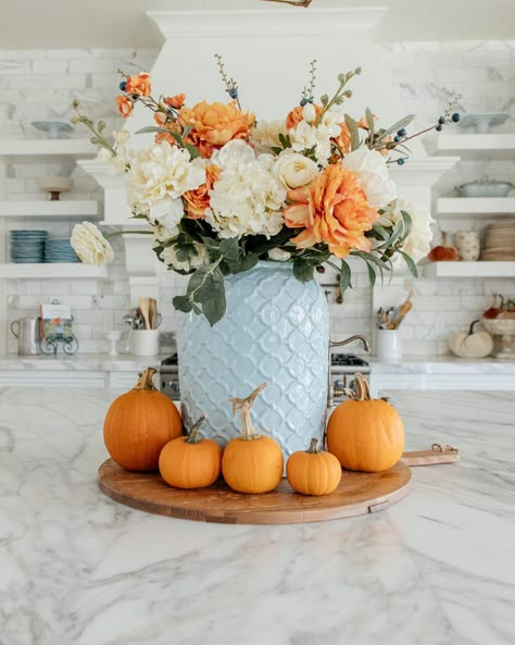 Outside Fall Decor, Pumpkin Decorations, Diy Halloween Decor, Fall Thanksgiving Decor, Fall Inspo, Fall Halloween Decor, Fall Centerpiece, Fall Home, Farmhouse Fall