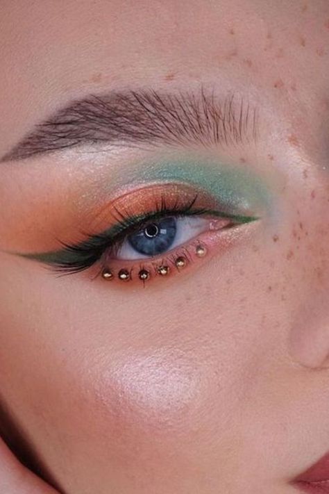 Green Dress Makeup, Makeup Euphoria, Circus Makeup, Coachella Makeup, Orange Eye Makeup, Normal Makeup, Ball Makeup, Rhinestone Makeup, Orange Makeup