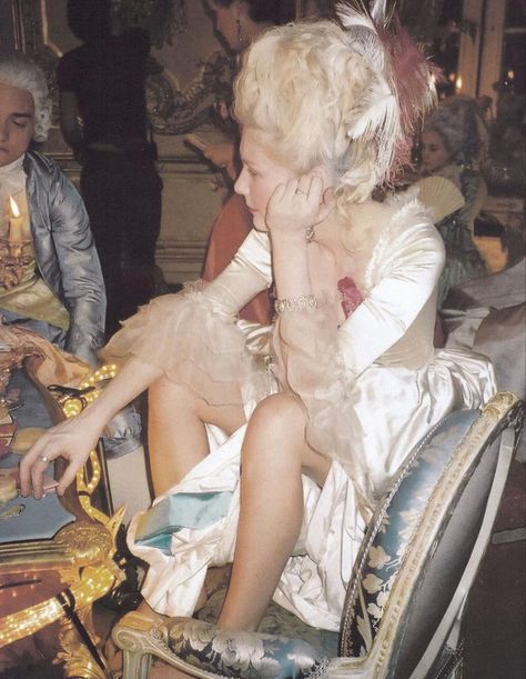 Marie Antoinette hair wig Rose Bertin, Marie Antoinette Aesthetic, Marie Antoinette Movie, Sophia Coppola, Marie Antoinette 2006, Under Your Spell, Sofia Coppola, Kirsten Dunst, Scene Photo