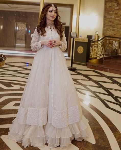 White Anarkali Dress Simple, White Pakistani Suit Party Wear, Unique Engagement Dress For Bride Indian, White Gown Indian, Unique Engagement Dress, Engagement Dress For Bride Indian, Eid Post, Engagement Decoration, Engagement Dress For Bride