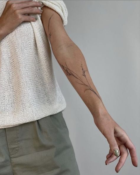 Minimalist tattoos are the new black. Seriously, though: they’re everywhere. And while they may not be everyone’s cup of tea, it’s hard to deny that they’re pretty cool. We can’t get enough of the clean, simple designs that make a statement without being too loud and the way tattoo artists use as few lines and colors as possible to create a delicate image or message. The resulting design is simple yet striking, and because of this, they tend to be quite affordable. In other words, they’re the pe Aesthetic Tats, Wheat Tattoo, Spine Tats, Tattoo 2024, Tato Minimal, Boho Tattoos, Muster Tattoos, Writing Tattoos, Tasteful Tattoos