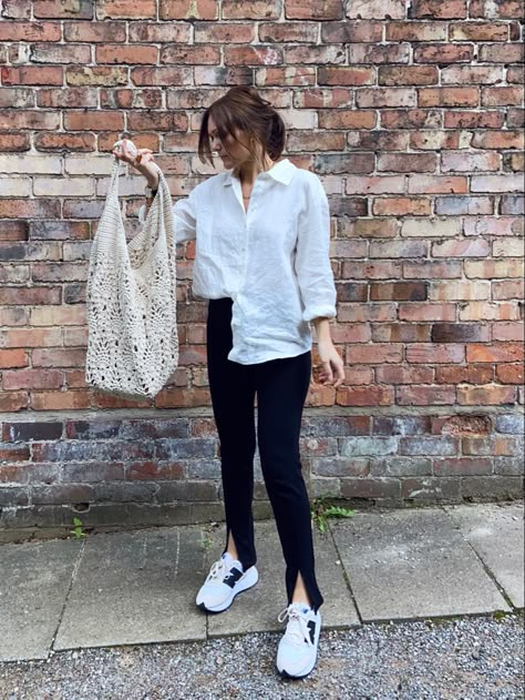 Split Leggings Street Style, Linen Shirt And Leggings Outfit, Split Flare Pants Outfit, Outfits With Black Leggings Summer, Split Legging Outfit, Black Leggings Outfit Summer Casual, Split Hem Leggings Outfit, Black Flare Pants Outfit Casual, Split Hem Pants Outfit