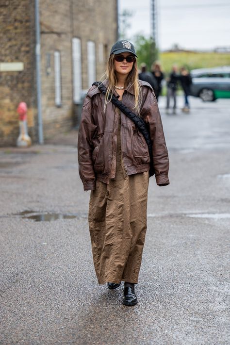 Copenhagen Street Style Winter, Copenhagen Fashion Week 2023, Copenhagen Fashion Week Street Style, Scandi Fashion, Fashion Week 2023, Copenhagen Street Style, Outerwear Trends, Street Style Fall Outfits, Skandinavian Fashion