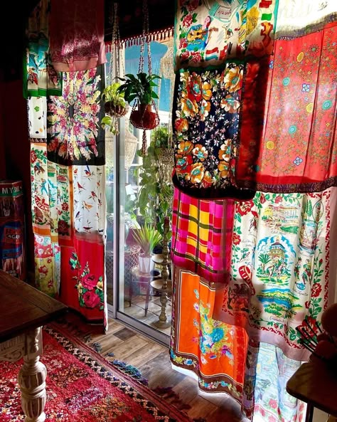 Mexico Bedroom Decor, Funky Vintage Living Room, Spring House Decorations Living Room, Hippie Diy Decor, Hippie House Aesthetic, 60s Home Aesthetic, Adult Sensory Room, Hippie Crafts Diy, Bohemian Maximalist Decor