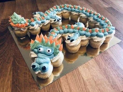 Dragon Bday Cake, Cute Dragon Birthday Party, Dragon Bday Party Ideas, Diy Dragon Cake Easy, Dragon Themed Cupcakes, Dragon Themed Cake, Dragon Birthday Cake Ideas, Dragon Themed Birthday Cake, Dragon Themed Desserts