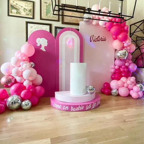 Barbie Decor Party, Barbie Set Up, Barbie Theme Event, Barbie Dance Party, Barbie Theme Decor, Barbie Garland, Come On Barbie Lets Go Party, Barbie Table Decorations, Barbie Decorations Birthday