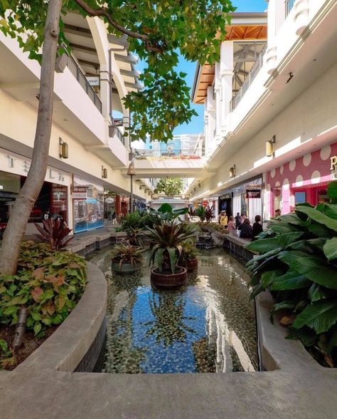 The Ala Moana Center, commonly known as Ala Moana, is a large open-air shopping mall in Honolulu's Ala Moana neighborhood. ▪️▪️ @alamoanacenter ▪️▪️ #ILoveHawaii #VacationTime #GoodTimes #VisitHawaii #HawaiianVibes #VacationDream #VisitOahu #VisitKauai #VisitTheIslands #VacationRentals Hawaii Shopping Mall, Ala Moana Center, Miss Hawaii, Shopping Mall Design, Ala Moana, Tropical Countries, Outlet Mall, Mall Design, Honolulu Hawaii