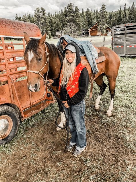 Cute Western Horses, Cowgirl Pictures With Horse, Aesthetic Barrel Racing, Horseback Riding Aesthetic Western, Country Girl Horse, Cowgirl Photography, Rodeo Girls, Cowgirl Pictures, Cute Cowgirl Outfits