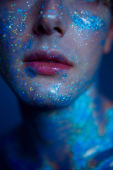 Paint Photoshoot Ideas Photography, Space Portrait, Glitter Portrait, Celestial Photoshoot, Euphoria Photography, Euphoria Aesthetic Photoshoot, Euphoria Portrait Photography, Euphoria Lighting Photography, Underwater Looking Up