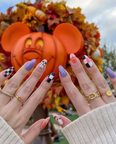 Disney Themed Nails, Disney Halloween Nails, Alice In Wonderland Nails, Pumpkin Nail Designs, Disney Christmas Nails, Disney Nail Designs, Disney Acrylic Nails, Minnie Mouse Nails, Mickey Nails