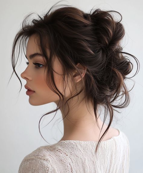 iciness Hairstyles lady: Messy Bun Wavy Hair Highlights Brunettes, Wavy Hair Highlights, Practical Hairstyles, Braided Updos, Medium Hair Color, Blonde Hair Transformations, Latest Hair Trends, Fall Hair Trends, Hair Color Pink