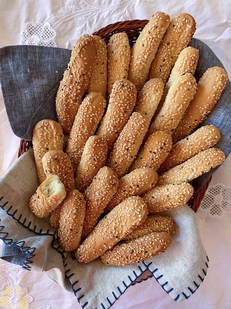 Paximathia Recipe, Greek Biscuits, Kaak Recipe, Cypriot Recipes, Homemade Ciabatta, Easter Cheese, Sesame Bread, Cheese Pastries, Greek Bread