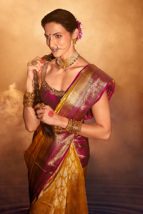 Nava Durga, Gajra Bun, Shilpa Reddy, Bun Look, Govt Job, Honey Moon, Traditional Saree, Saree Look, Traditional Sarees