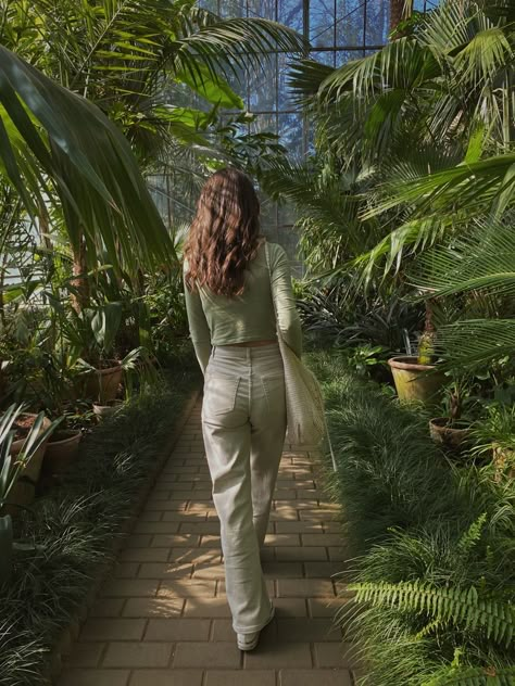 Poses In Botanical Garden, Botanical Garden Aesthetic Outfit, Garden Photoshoot Outfit Ideas, Plants Photoshoot Ideas, Photoshoot In Botanical Garden, Botanical Garden Date Outfit, Botanical Garden Instagram Pictures, Botanical Garden Picture Ideas, Botanical Garden Poses