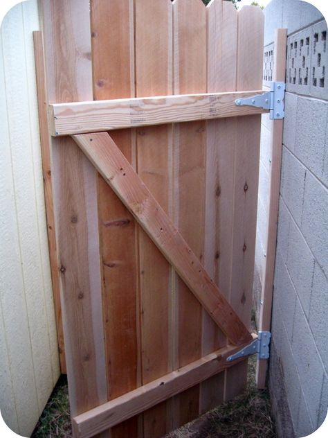 PORTÃO Backyard Gate, Diy Gate, Backyard Gates, Wooden Gate, Gate Ideas, Building A Fence, Diy Fence, Wooden Gates, Diy Pool