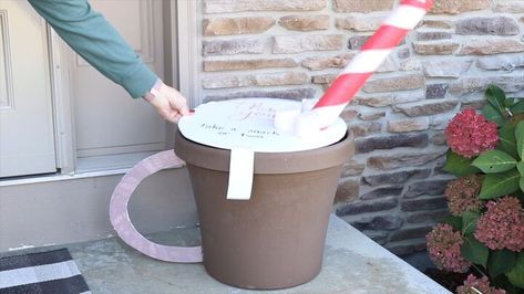 Show your appreciation with a diy giant hot cocoa mug filled with treats! This simple project will surprise your delivery drivers with holiday cheer. Snacks For Delivery Drivers, Creative Christmas Treats, Christmas Treats Holders, Soda Can Crafts, Pencil Crafts, Aluminum Can Crafts, Bathroom Crafts, Make A Lamp, Sharpie Mug