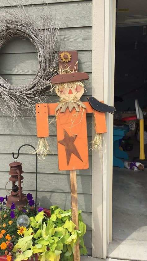 Halloween Wooden Decorations Easy Diy, Wooden Painted Scarecrows, Fall Crafts For Outdoors, Wooden Scarecrows Diy, Scarecrow Ideas Diy Fall Crafts, Wood Scarecrow Diy, Wooden Scarecrow Ideas, Fall Decor Outside Front Porches, Diy Fall Front Porch Decor