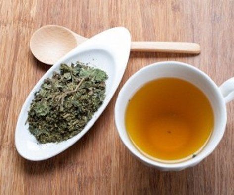 Goldenseal Tea http://www.healthbenefitstimes.com/goldenseal-tea/ Natural Remedies For Burns, Goldenseal Benefits, Uterus Health, Nasal Polyps, Nettle Tea, Tea Time Recipes, Juicing Ideas, Scratchy Throat, Healing Rituals