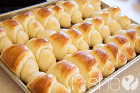 dinner rolls Crockpot Spareribs, Dinner Rolls Recipe, Thanksgiving Menu, Crescent Rolls, Rolls Recipe, Dinner Rolls, Wedding Food, How To Make Bread, Fun To Be One