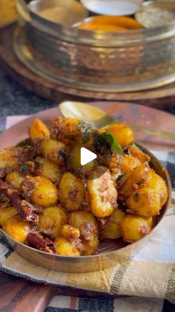 Shubhi |Some Spice & a Girl on Instagram: "Replace your Achar with these masaledaar chatpate aloo ki sabzi that comes together in literally 15 minutes ( provided the potatoes are boiled beforehand) 

Recipe is pinned in the comment section ♥️

#aloo #lunchtime #thali #indianfood #gharkakhana #easyrecipes #homecookedmeal #simplefood #seo" Homecooked Meals, Lunch Time, 15 Minutes, Indian Food Recipes, Pickles, A Girl, Easy Meals, Instagram