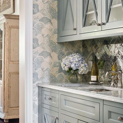 Carleton V Ltd. on Instagram: “We love this bar designed by @lizwilliamsinteriors featuring our “Allegheny” wallpaper 💙” Butlers Pantry With Wallpaper, Butler Pantry Wallpaper, Lodge Room Ideas, Pantry Wallpaper, Butlers Pantry Ideas, Antique Mirror Tiles, Mirror Tile, Antiqued Mirror, Stylish Dining Room