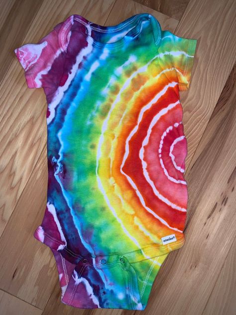 Tie Dye Nursery, Tie Dye Shirts Designs, Colour Clothes, Tie Dye Onesie, Baby Sayings, Tie Dye Shirts Patterns, Ty Dye, Rainbow Clothes, Diy Tie Dye Techniques