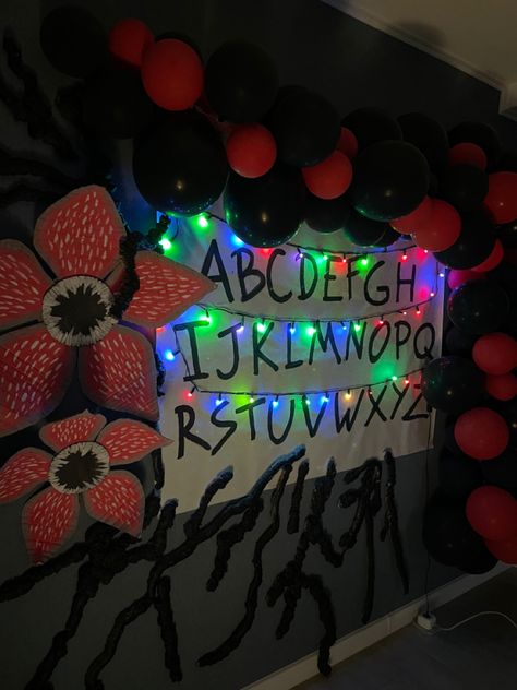 Stranger Things Gender Reveal, Stranger Thing Birthday Party Decorations, Dexter Party Ideas, Stranger Things Theme Party Decorations, Diy Stranger Things Party Decor, Stranger Things Bday Party, Stranger Things Door Decorations, Stranger Things Diy Decorations, Stranger Things Party Ideas Decorations