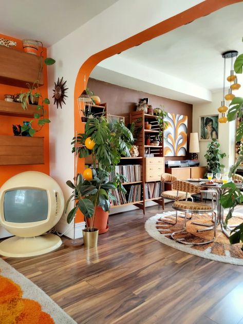 70s Living Room, 70s Interior Design, Casa Retro, Lots Of Plants, 70s House, 70s Interior, Retro Interior Design, Corner Shop, 70s Home