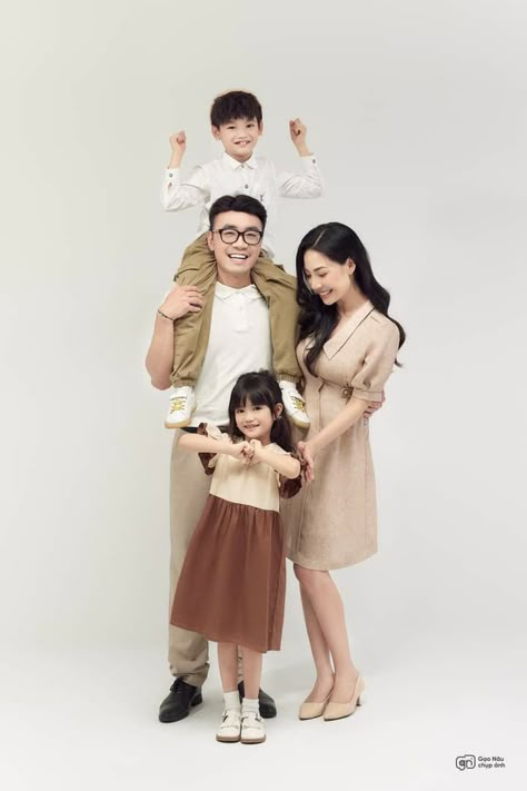 Family Potrait Photoshoot Outfits, Korean Family Photoshoot Studio, Family Potrait Pose, Korean Family Photoshoot, Family Portrait Photography Poses, Big Family Photo Shoot Ideas, Photoshoot Studio Ideas, Asian Family, Studio Family Portraits