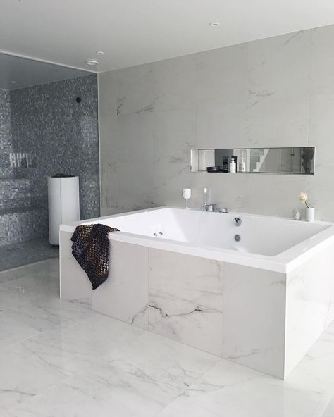 Charlotte (@charlottejardfors) op Instagram Jacuzzi Bathroom Ideas, Modern Jacuzzi, Jacuzzi Bathroom, Dream Bathtub, Old Bathtub, Jacuzzi Bathtub, Big Baths, Refinish Bathtub, Jetted Bath Tubs