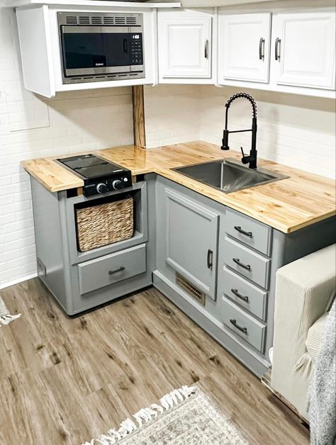 Small Apartment Kitchenette, Small Guest House Kitchen, Farmhouse Decor Tiny House, Basement Mini Kitchen Ideas, Mini Kitchen With Island, 6x6 Kitchen Layout, Mini Home Kitchen, Tiny House Kitchenette, Mini Kitchen Basement