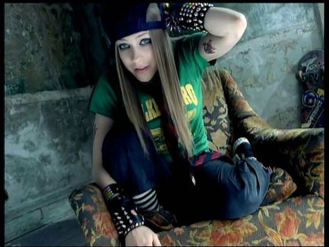 Avril Lavigne in the Sk8ter Boi video Avril Lavigne Skater Boy, Avril Lavigne Outfits, Avril Lavigne Aesthetic, Avril Lavigne Let Go, Skater Boi, Avril Lavigne Style, The Best Damn Thing, Punk Princess, Skater Boy