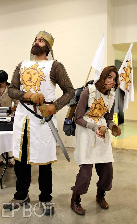 This might be one of my very favourite cosplays. The squires facial expression is priceless King Arthur And Patsy Costume, Cosplay With Friends, Link And Zelda Couple Costume, Monty Python Cosplay, Monty Python Costume, Couples Cosplay Ideas, Monty Python And The Holy Grail Costume, Cosplay Ideas Men, Monty Python Coconut