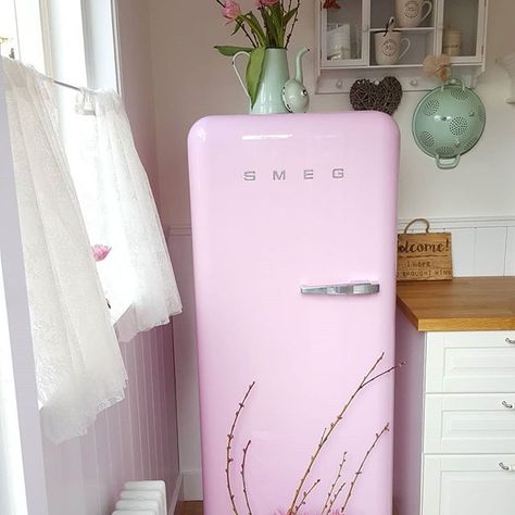 Spring is in the air!!!💟 Have a wonderful and fun evening lovelies 😙...#tbt#love#spring#myhome#vintage#shabbychic#pastel#colorful#cottage#kitchen#interior#beautiful#flowers#tulips#cherryblossom#pink#smeg#french#mint#happy#home#living#lavieestbelle#thehappynow#instalove#goodnight#❤ Dream House Layout, Pink Fridge, White Pink Flowers, Smeg Fridge, Modern Kitchen Decor, Decor Illustration, Retro Fridge, Flooring Inspiration, Apartment Aesthetic