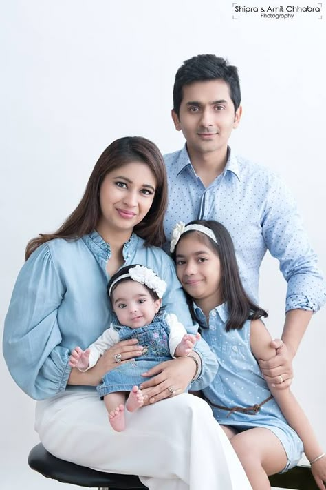 Family Of Four Studio Poses, Family Shoot Ideas Studio, Cute Family Picture Ideas, Family Photoshoot Of 4, Family Potrait Idea, Birthday Family Photoshoot Ideas, Baby And Family Photoshoot, Family Photo Indian, 4 Family Photoshoot