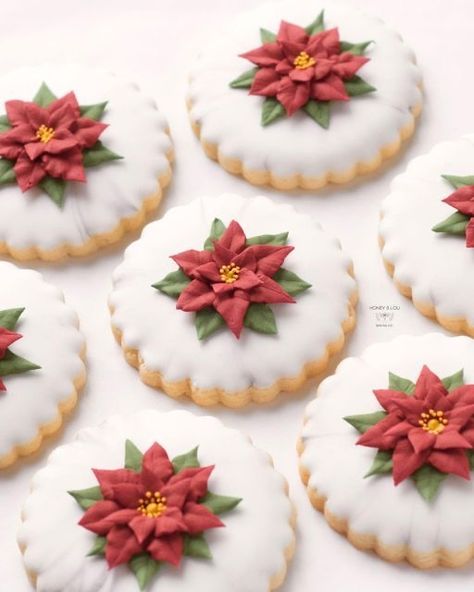 Poinsettia Ideas, Poinsettia Cookies, Decorating Sugar Cookies, Christmas Sugar Cookies Decorated, Cookies Holiday, Sugar Cookie Royal Icing, Iced Sugar Cookies, Winter Cookie, Sugar Cookie Designs