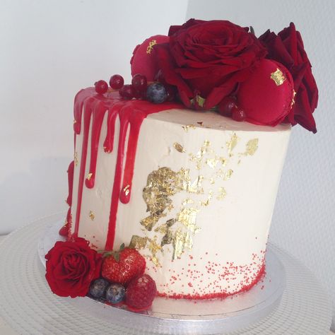 Gold and red roses drip cake Rose Drip Cake, Red Drip Cake, Red And Gold Cake, White And Gold Birthday, Rose Cake Design, Tire Cake, Bolo Red Velvet, Gold Birthday Cake, Red Cake