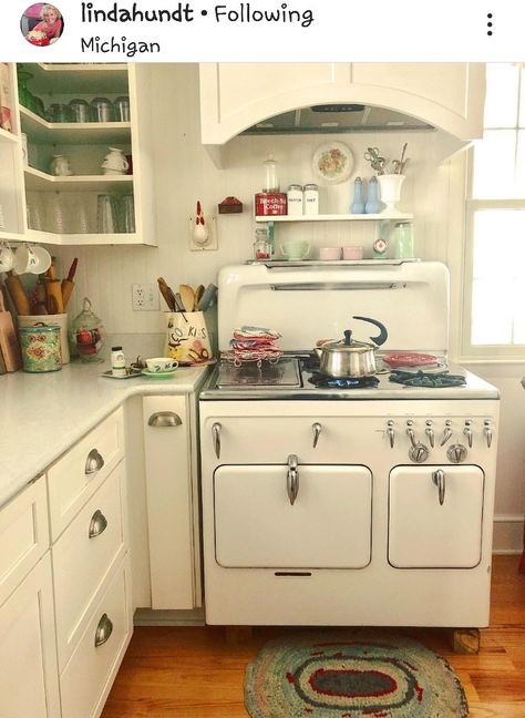 Retro Kitchen Ideas 1950s, 40s Kitchen, County Kitchen, Unfitted Kitchen, Pictures Of Things, 1940s Kitchen, Snow Outside, Bungalow Kitchen, 1940s Home