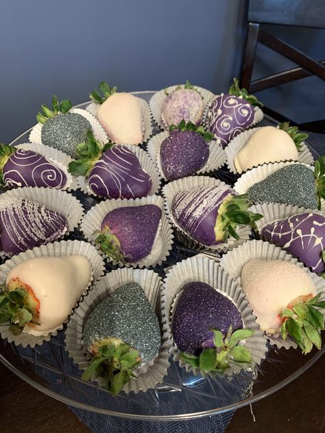 Absolutely stunning purples Grey Chocolate Covered Strawberries, Purple Party Foods, Wedding Cake Purple Ombre, Purple Dessert Tables, Purple Desserts, 22nd Birthday Cakes, Desert Party, Sweet 15 Party Ideas Quinceanera, Graduation Desserts