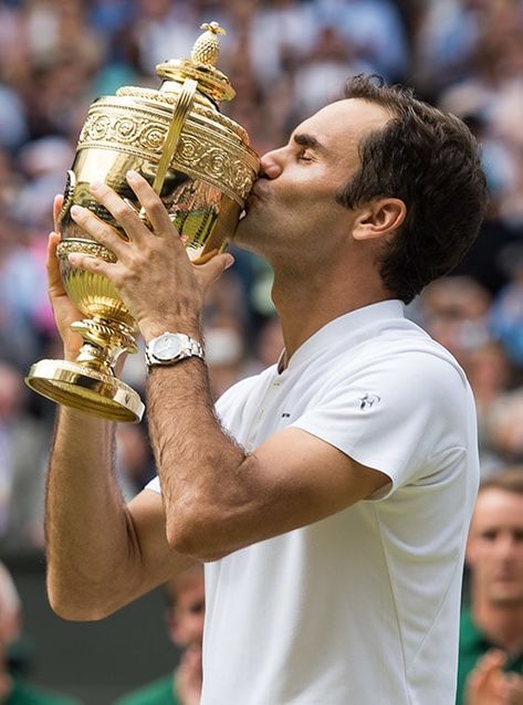 Roger Federer kissing his trophy Roger Federer Rolex, Tennis Federer, Federer Wimbledon, Tennis Trophy, Tennis Lifestyle, Manchester City Wallpaper, Tennis Art, Boris Becker, Pro Tennis