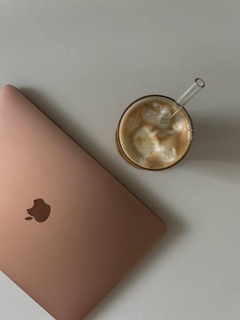 Macbook Gold Aesthetic, Macbook Pink Aesthetic, Mac Laptop Aesthetic, Laptop Astethic, Mac Book Aesthetic, Macbook Gold, Rose Gold Macbook Air, Pink Foto, Apple Computer Laptop