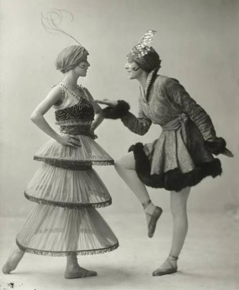 dancers Fashion 1910, Paul Poiret, Hobble Skirt, Ballet Russe, Vintage Ballet, 1910s Fashion, Russian Ballet, Diana Vreeland, Three Women