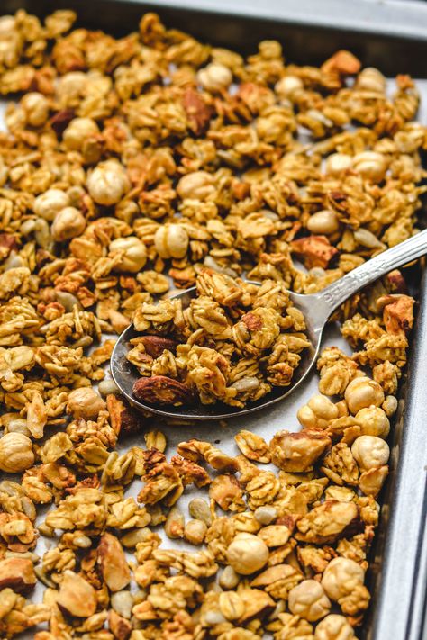 Cheez-It Granola (Vegan & Gluten-free) - Okonomi Kitchen Vegan Granola Bars, Savory Granola, Chickpea Snacks, Bean Snacks, Savory Vegan, Cheese Flavor, Granola Recipes, Cheez It, Canned Chickpeas