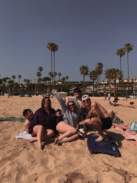 Group Photos At Beach, Group Of Friends At The Beach, Friend Group Vacation Aesthetic, Healthy Friend Group Aesthetic, 5 Person Friend Group, Boys And Girls Friend Group, Group Vacation Pictures, Friend Group Of 7, Boy And Girl Friend Group