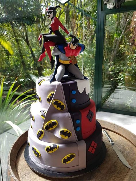 Superman Wedding Cake, Batman Wedding Cake, Batman Wedding Cakes, Dc Cake, Batman Themed Birthday Party, Amazing Cake Decorating, Marvel Wedding, Little Mermaid Cake, Batman Wedding