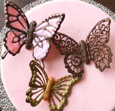 How to make chocolate butterflies using cooking chocolate or wilton candy melts. Perfect for cakes and cupcakes Chocolate Butterfly, Molding Chocolate, Butterfly Cake Decorations, Chocolate Butterflies, Wilton Candy Melts, Chocolate Work, Chocolate Garnishes, Butterfly Cake, Cooking Chocolate